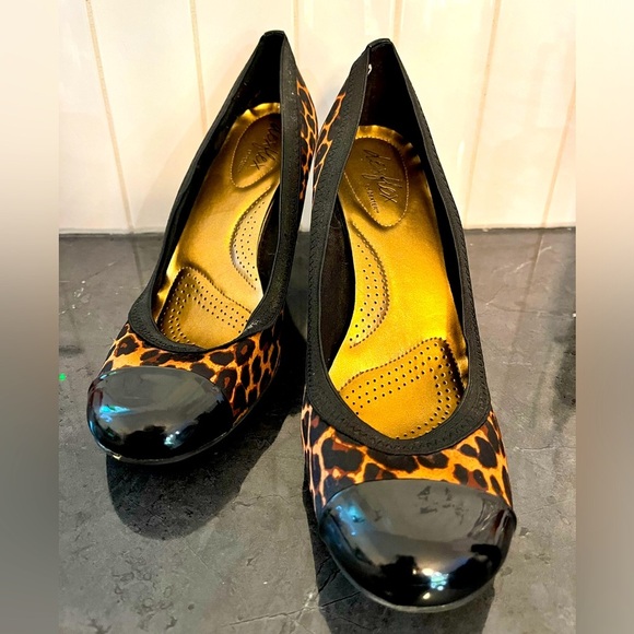 Elegant Leopard Print Heels with Black Cap Toe - Picture 1 of 5